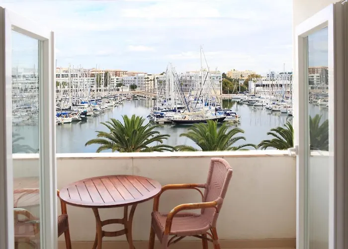 Lagos Main Avenue Studio With Marina View Balcony