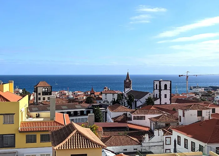 Top-Floor One-Bedroom Flats - Peaceful With Ocean And City Views