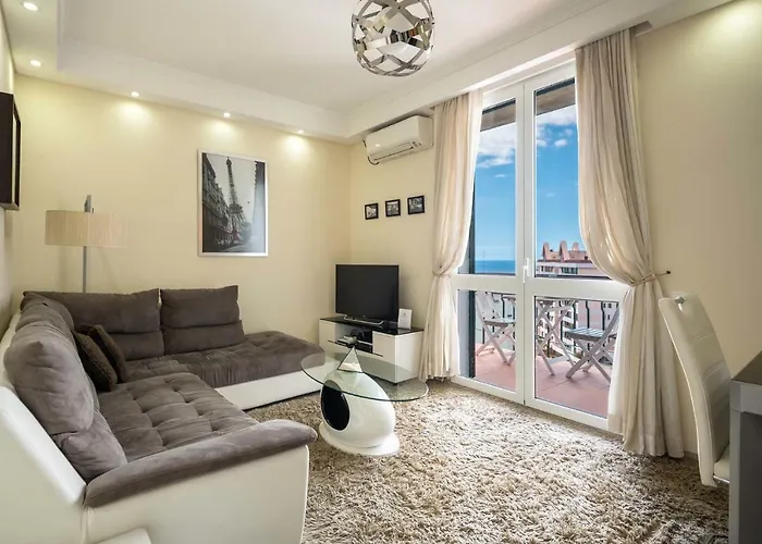 America Apartment by HR Madeira