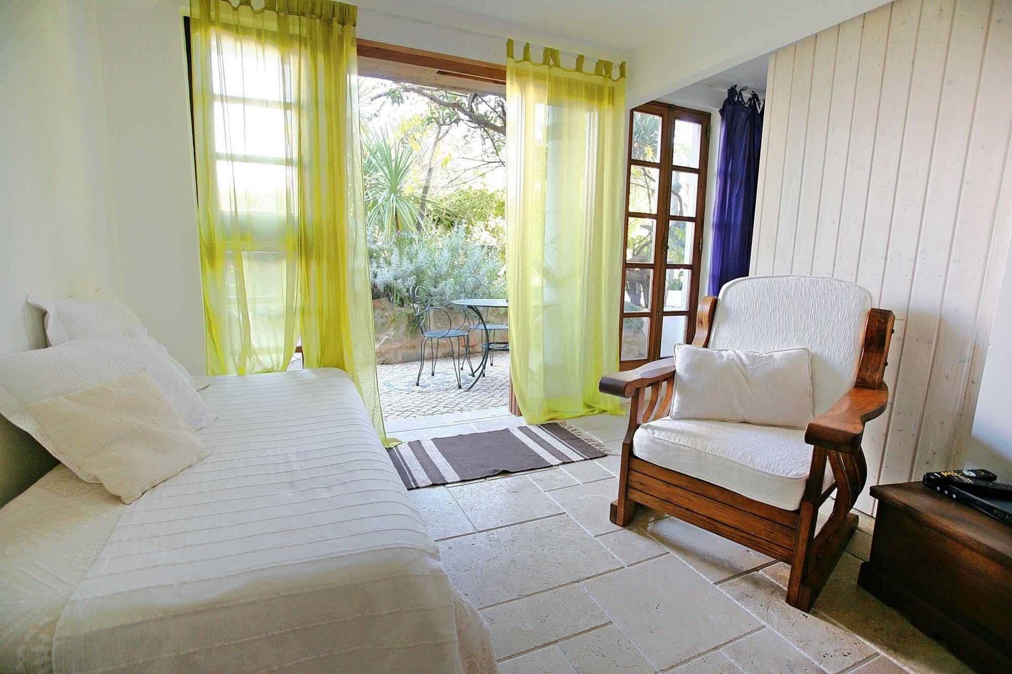 Uma Casa A Beira Sol Bed & Breakfast
