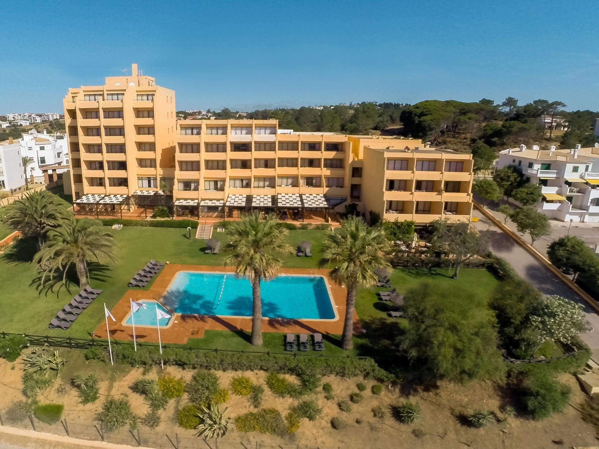 Dom Pedro Aparthotel 3*