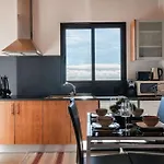 Marina View Apartment - Pool & Stunning Ocean View