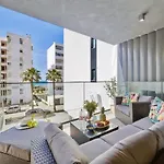 Bright Modern Beachside Apartment With Pool & Seaview