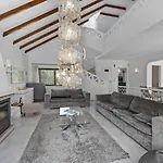 Luxury Villa, Very Close To Beach + Restaurants, Wi Fi, Heatable Pool.