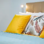 Chale Henrique - Beachfront Apartments At Calheta Beach