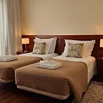 Theo\'S City House