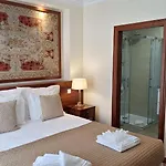 Theo\'S City House