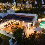 A Green Energy Bento Box Villa Hot Pool & Sauna