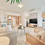 Lovely Beachfront Apartment With Aircon/Wifi