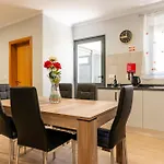 Goncalves House - Ac And Private Parking
