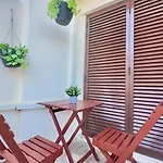 Cozy And Stylish Studio Apt Just 800M From The Beach - New On Booking!
