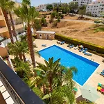C02 - Luxury 3 Bed With Pool View