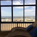 Em Frente A Praia E Marina