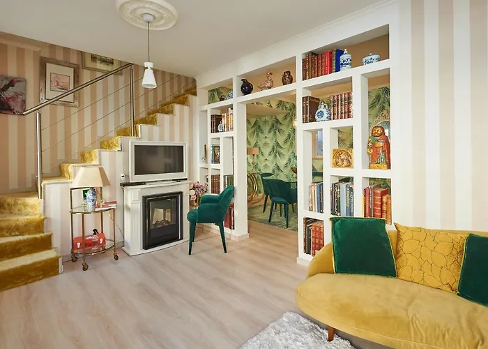 Spacious Apartment In Estoril With Private Garden 120 M²