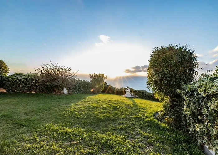 Secluded Sunset Villa On Cliff & 180 Degree Ocean Views