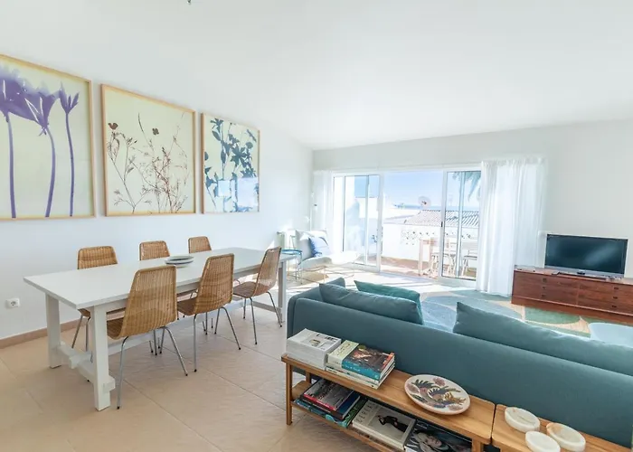 Coolhouses Algarve Luz, Stylish 3 Bed Townhouse, Fully Renovated, Spacious Private Patio, Walking Distance To Beach, Casa Da Praia
