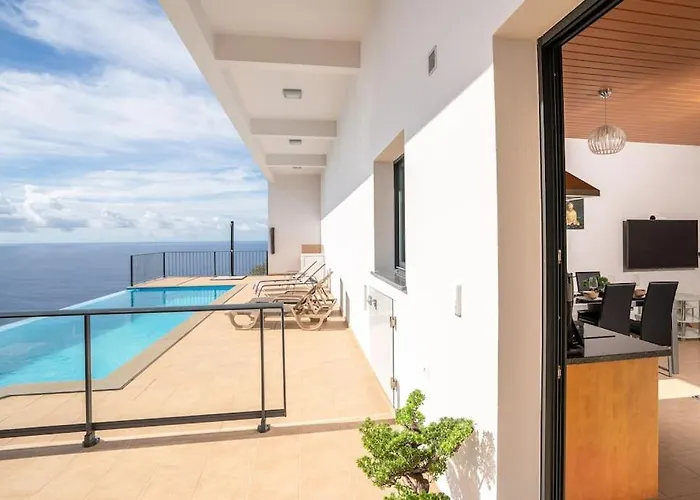 Marina View Apartment - Pool & Stunning Ocean View