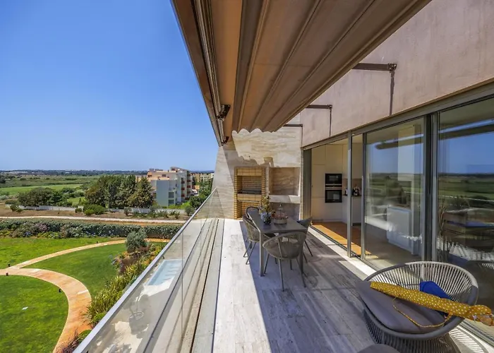 Vilamoura Luxury Retreat With Pool, Garden And Near Beach