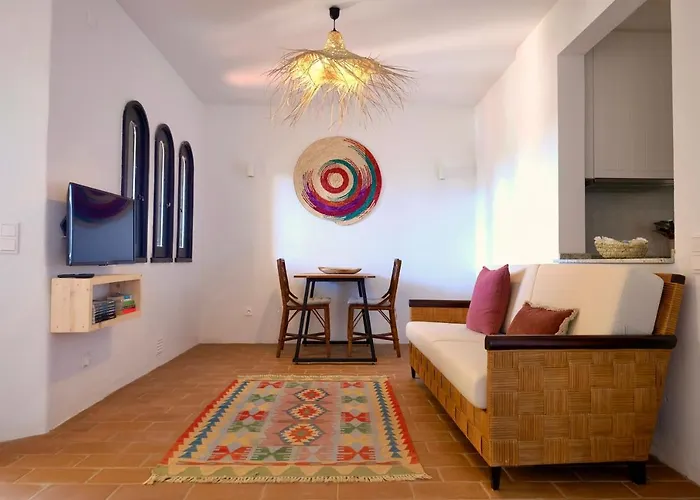 Cozy Beach Apartment W/ Sea View, Free Parking & Ac