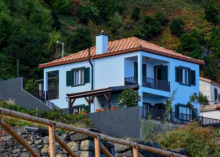 Bluehouse Paradise Right By The Sea
