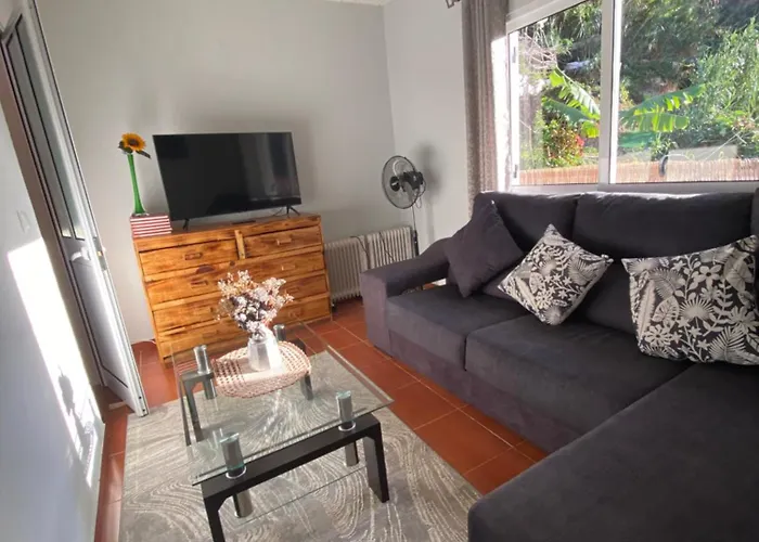 2 Bed Room Apartment , Sea View, 10 Minutes Walk To The Beach