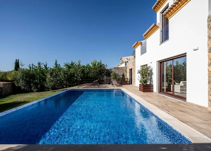 Villa Mit Pool Und Grossem Garten