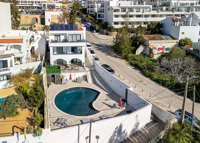 Malpique Heated Pool & Jacuzzi Guest House