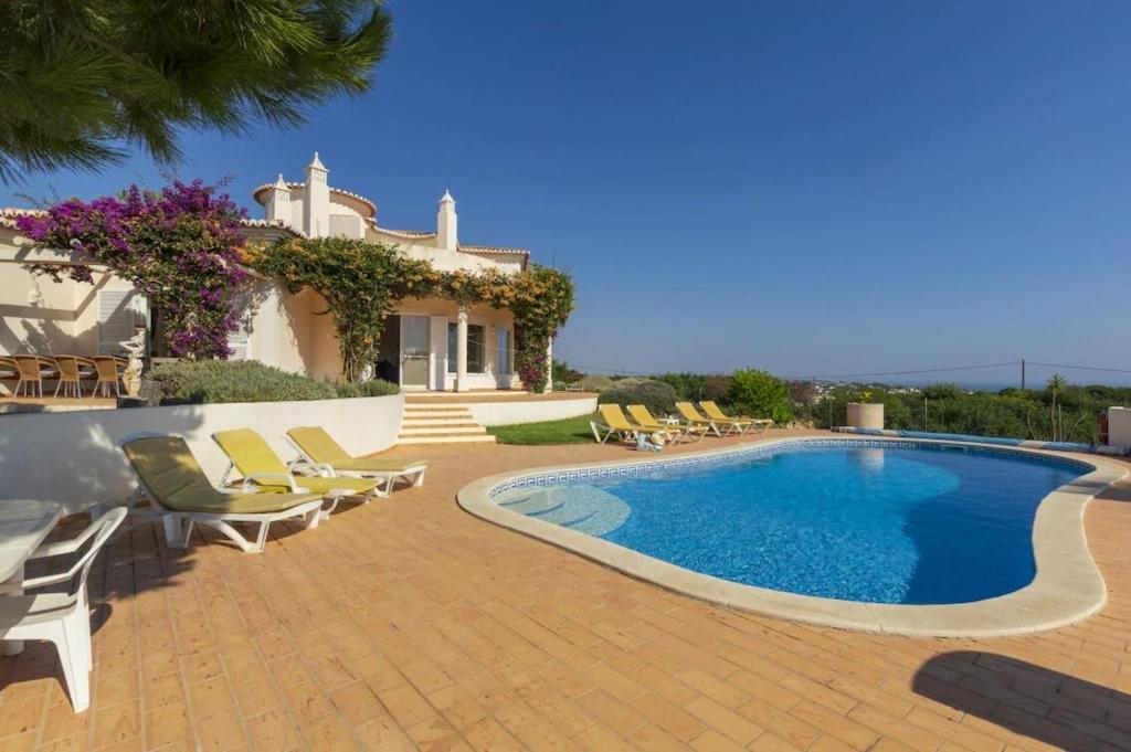 Villa With Beautiful Views & Spacious Garden