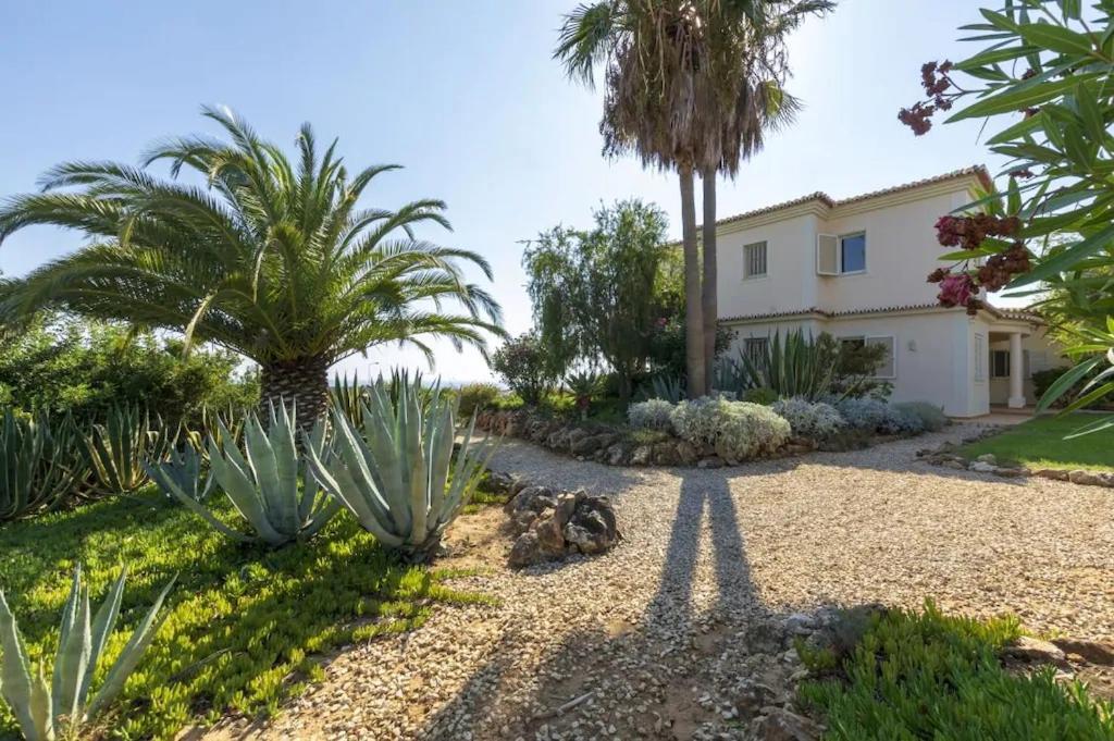 Villa With Beautiful Views & Spacious Garden