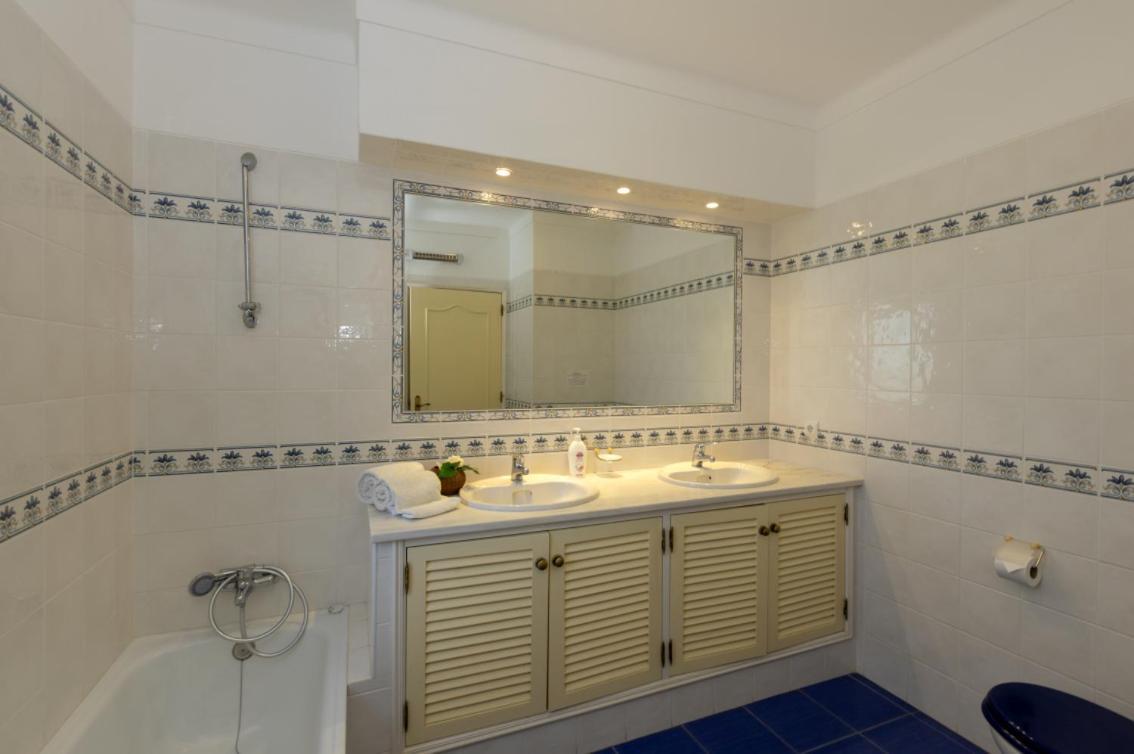 With Beautiful Views & Spacious Garden Villa Ferragudo (Faro)