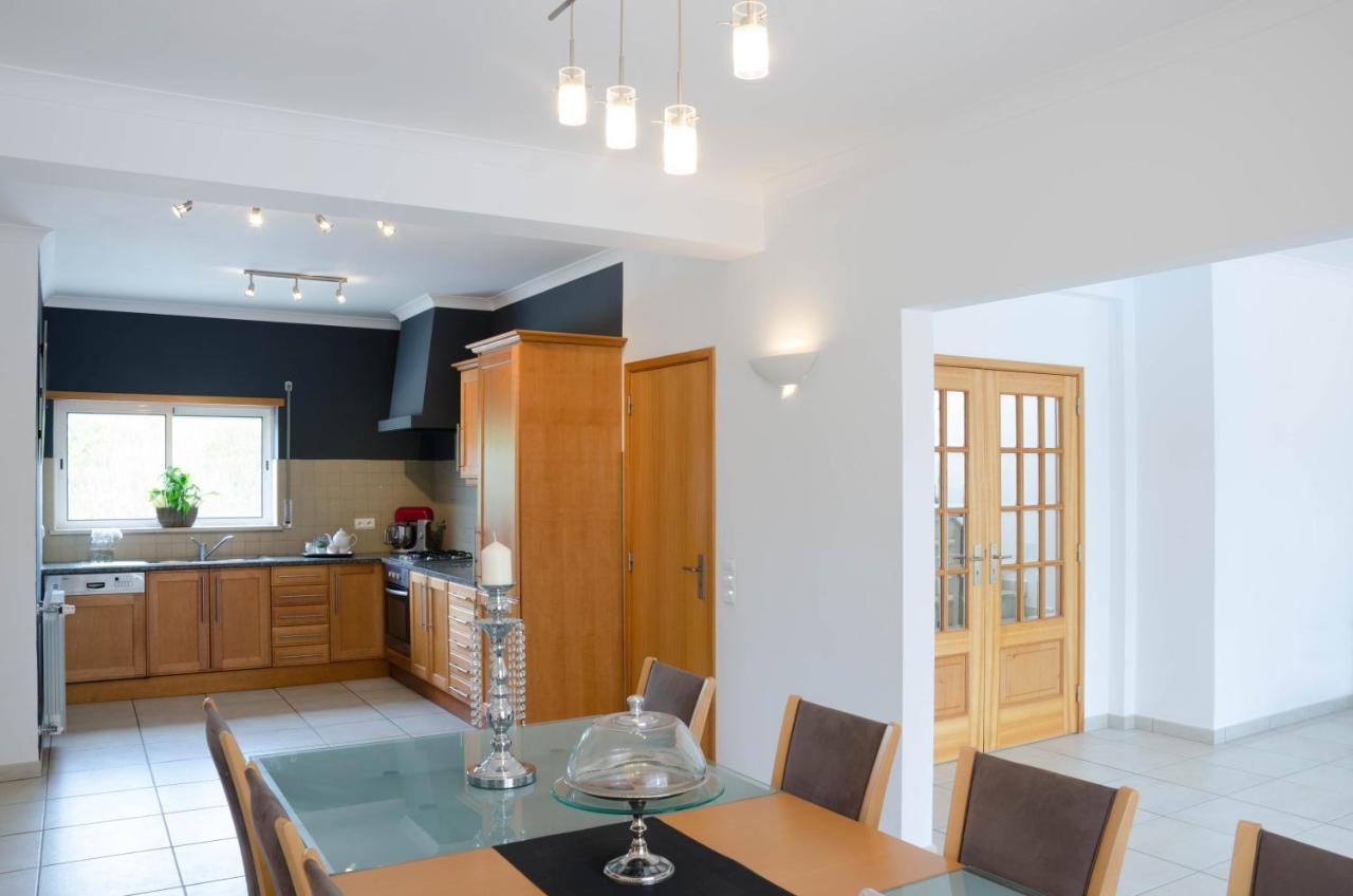 Montanha, Luxury Coastal Villa, With Swimming Pool, Loungers And Alfresco Dining, 10 Min Walk To The Beautiful Da Beach, Shops, Bars And Restaurants! * Luz