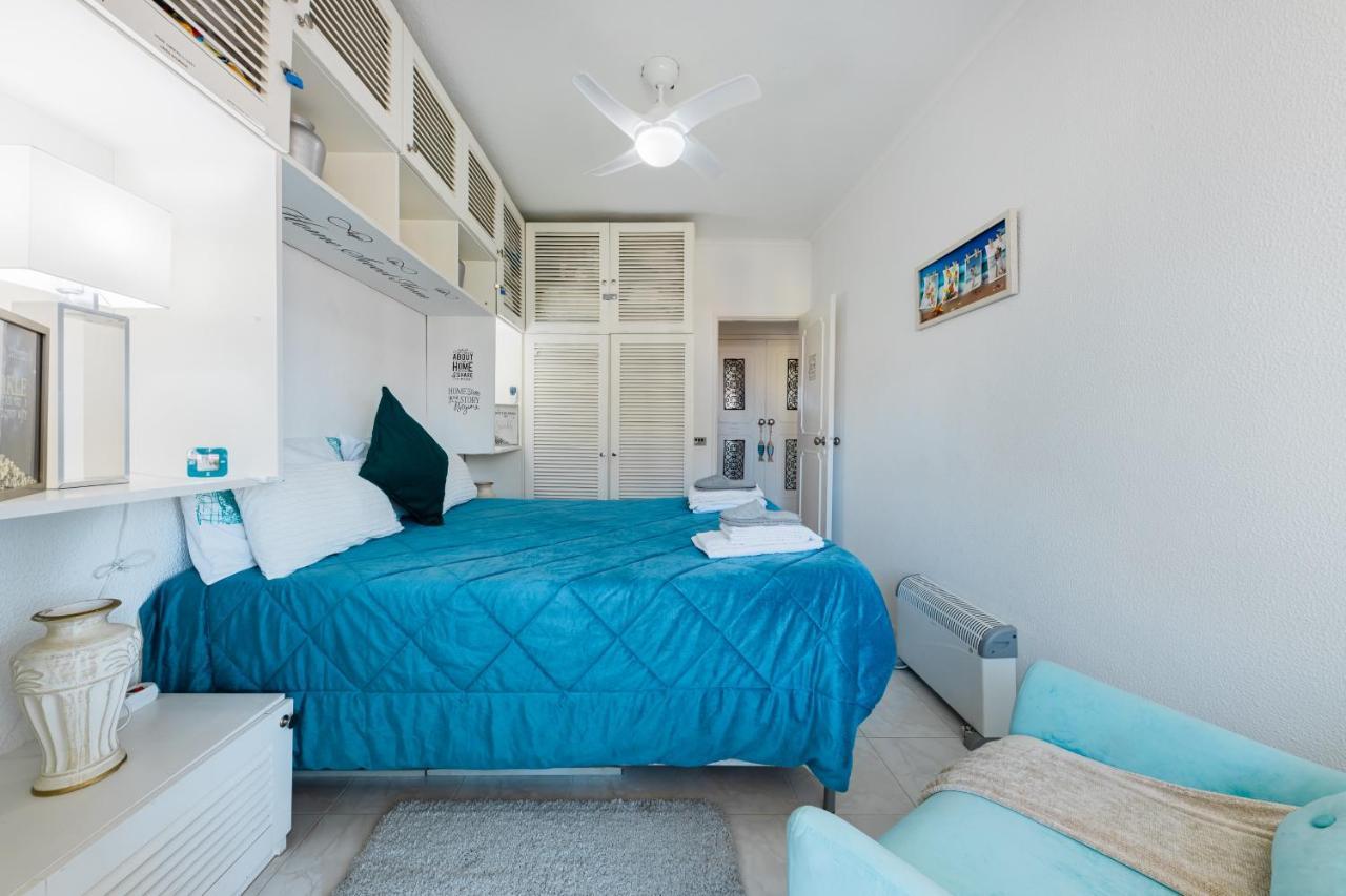 2 - 5 Mins From & Bars Apartment *