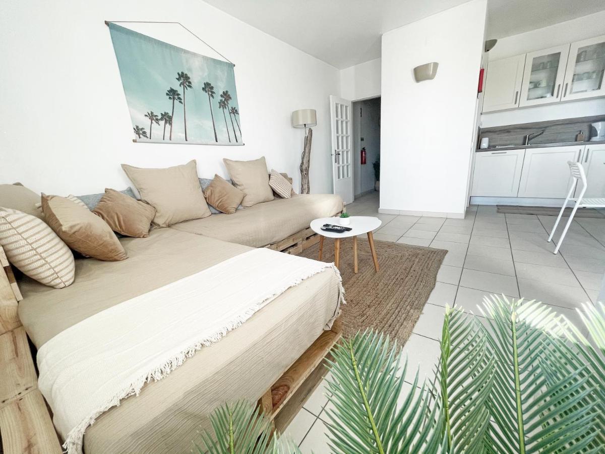 Beachfront Oura - 100m Beach, Seaview, Garage, 300m Strip Apartment Albufeira