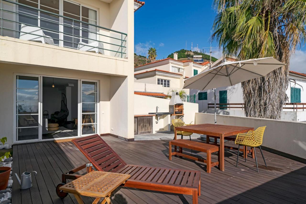Casa Skyline By An Island