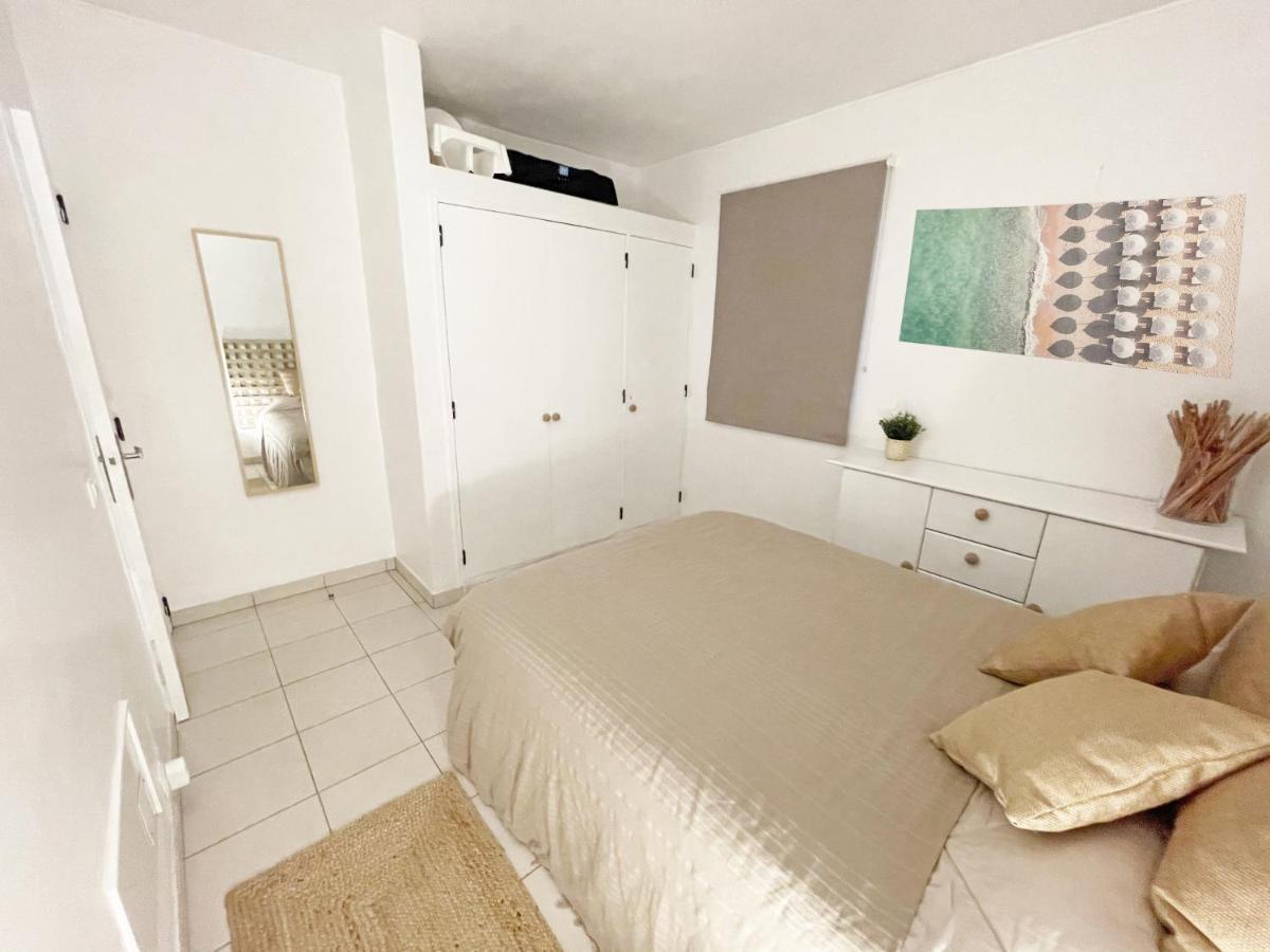 Beachfront Oura - 100m Beach, Seaview, Garage, 300m Strip Apartment *