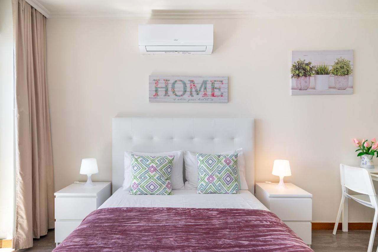 Apartment Jardins Da Rocha: Beachfront With Sea Views And Pools