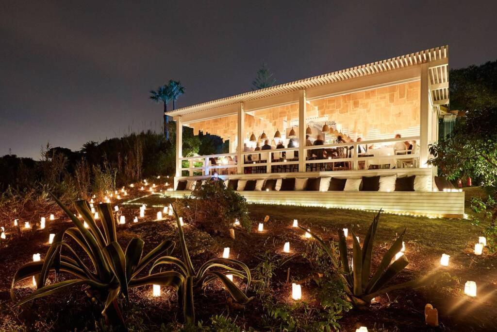 With Ocean View And Rooftop Cinema Villa *