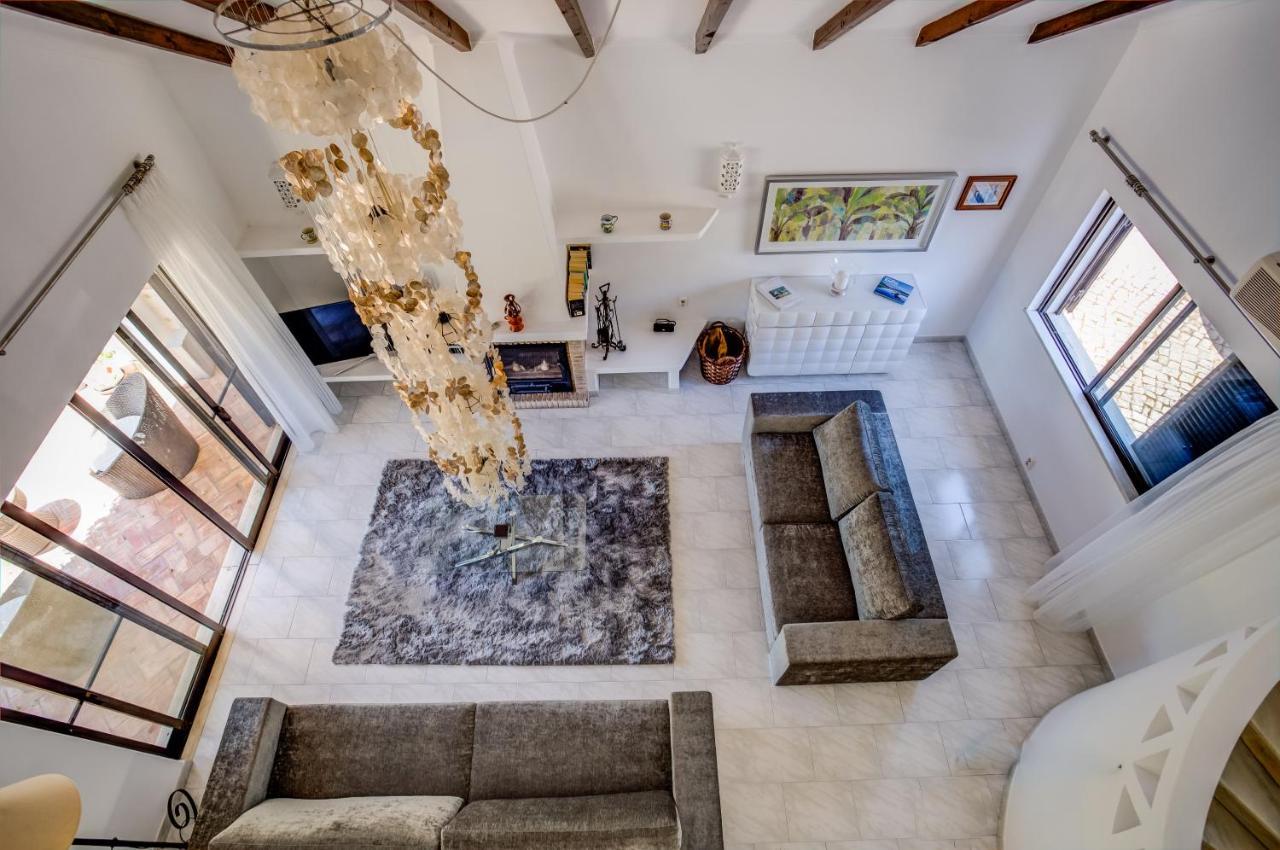 Luxury Villa, Very Close To + Restaurants, Wi Fi, Heatable Pool. Villa