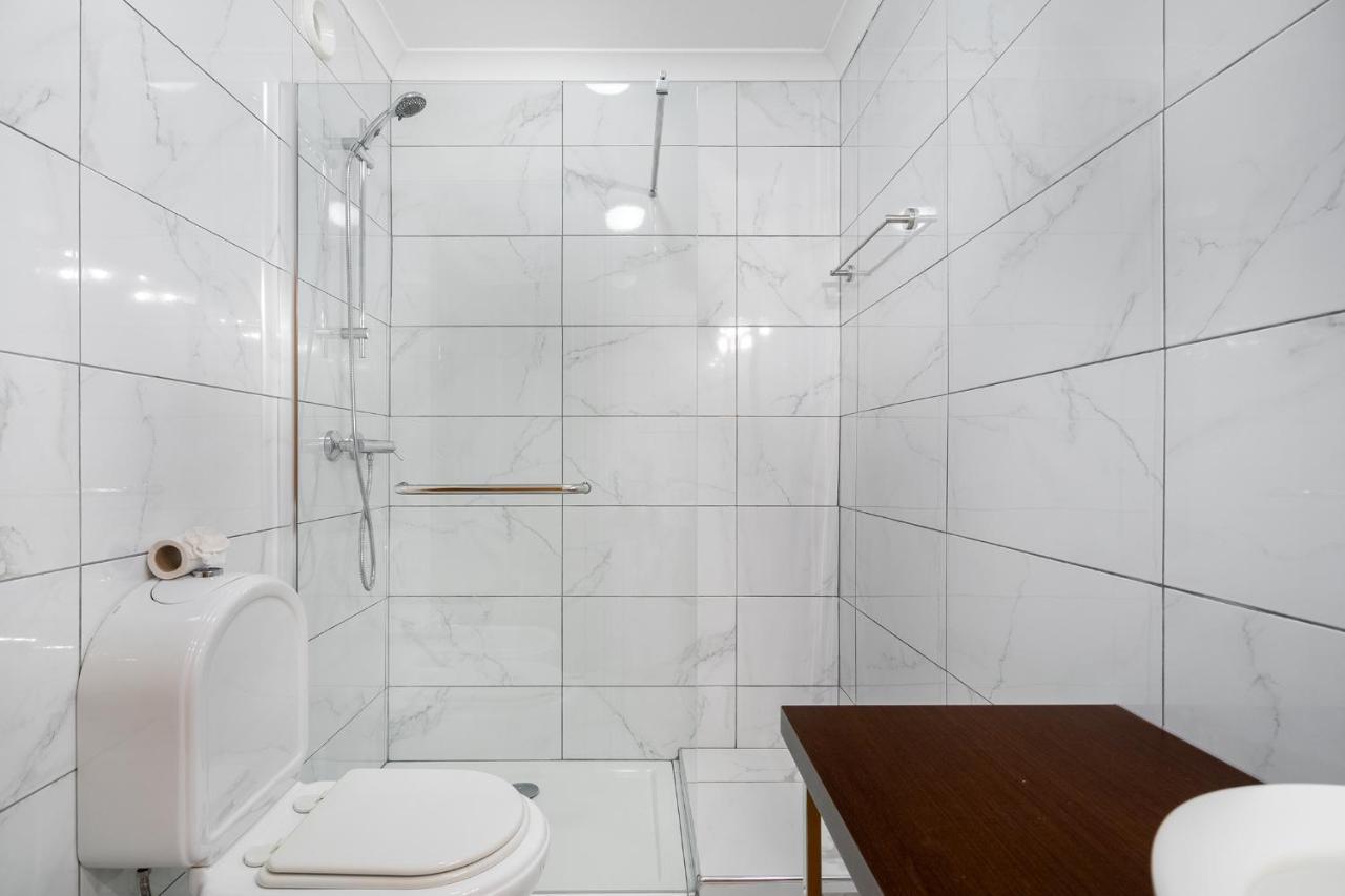 Apartment Jardins Da Rocha: Beachfront With Sea Views And Pools *