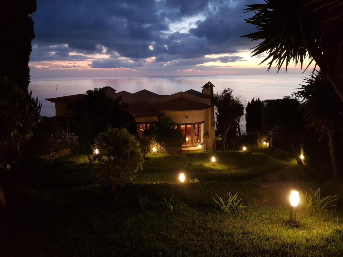 Villa Secluded Sunset On Cliff & 180 Degree Ocean Views