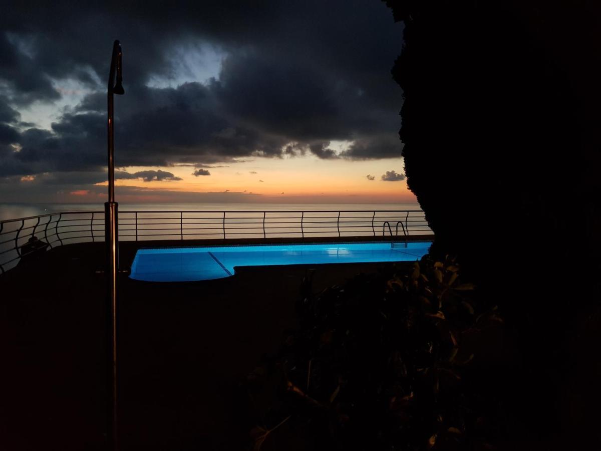Secluded Sunset On Cliff & 180 Degree Ocean Views Villa *