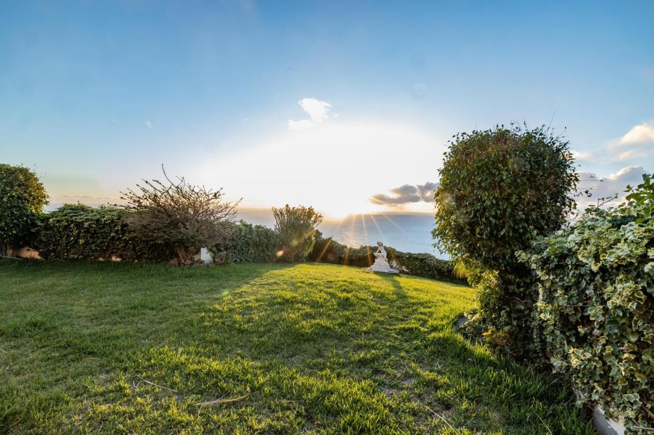 Villa Secluded Sunset On Cliff & 180 Degree Ocean Views