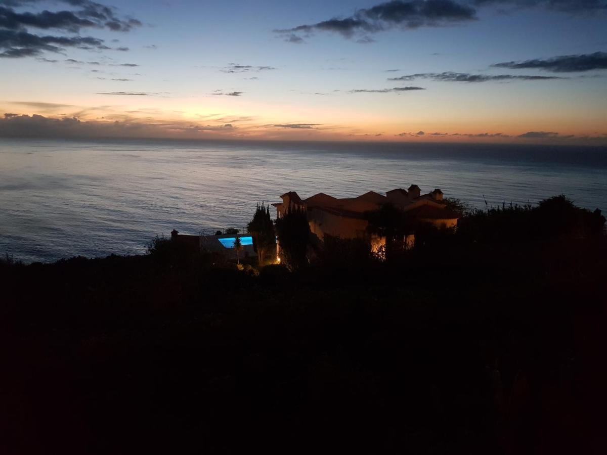 Secluded Sunset On Cliff & 180 Degree Ocean Views Villa