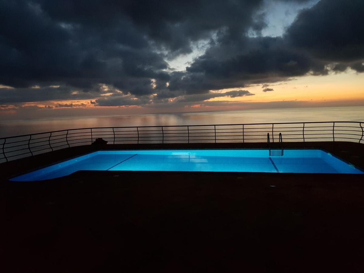 Secluded Sunset On Cliff & 180 Degree Ocean Views Villa Faja da Ovelha