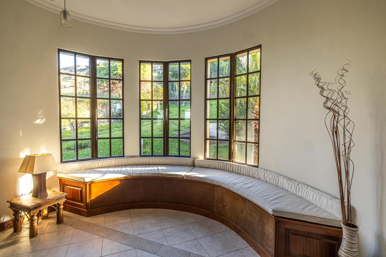 Villa Secluded Sunset On Cliff & 180 Degree Ocean Views *