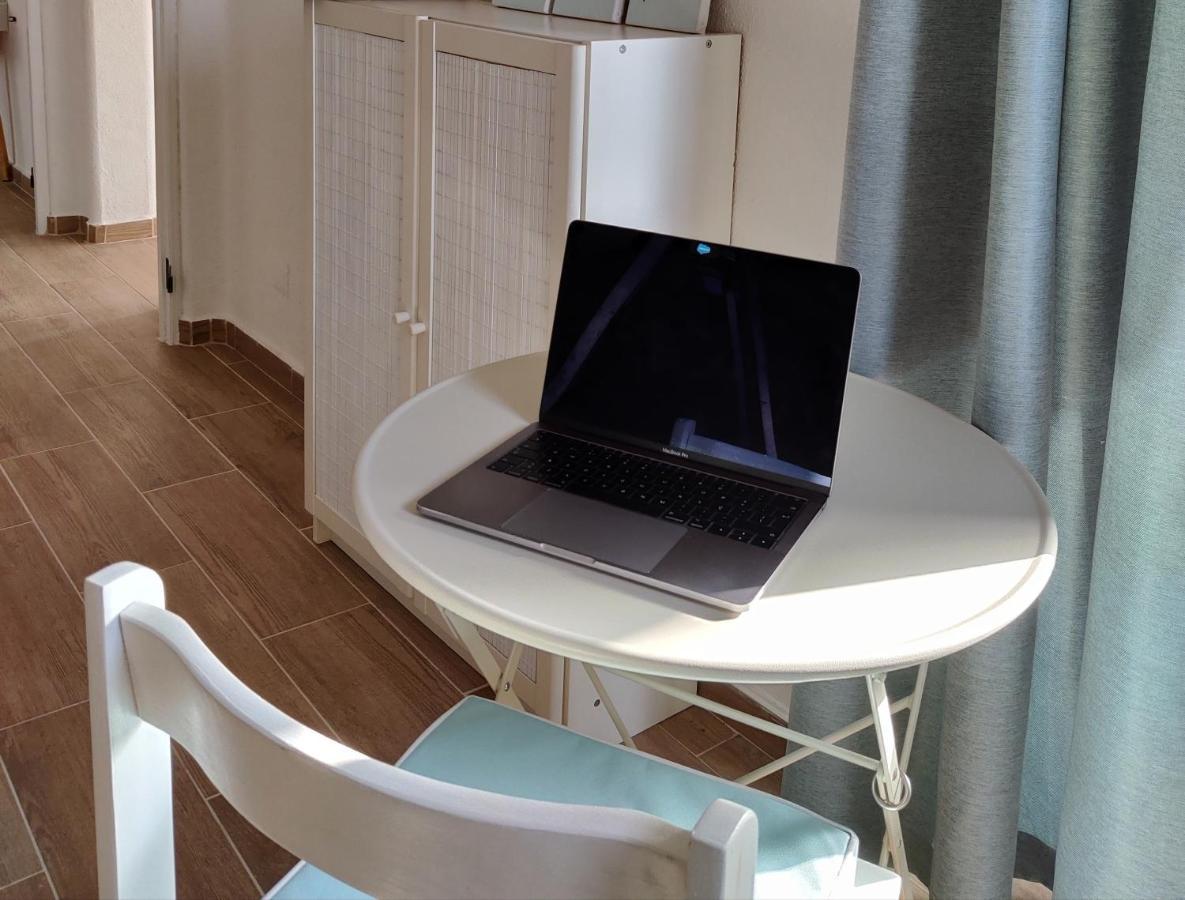Shades Of Blue With Ocean View - Fast Wifi Apartment