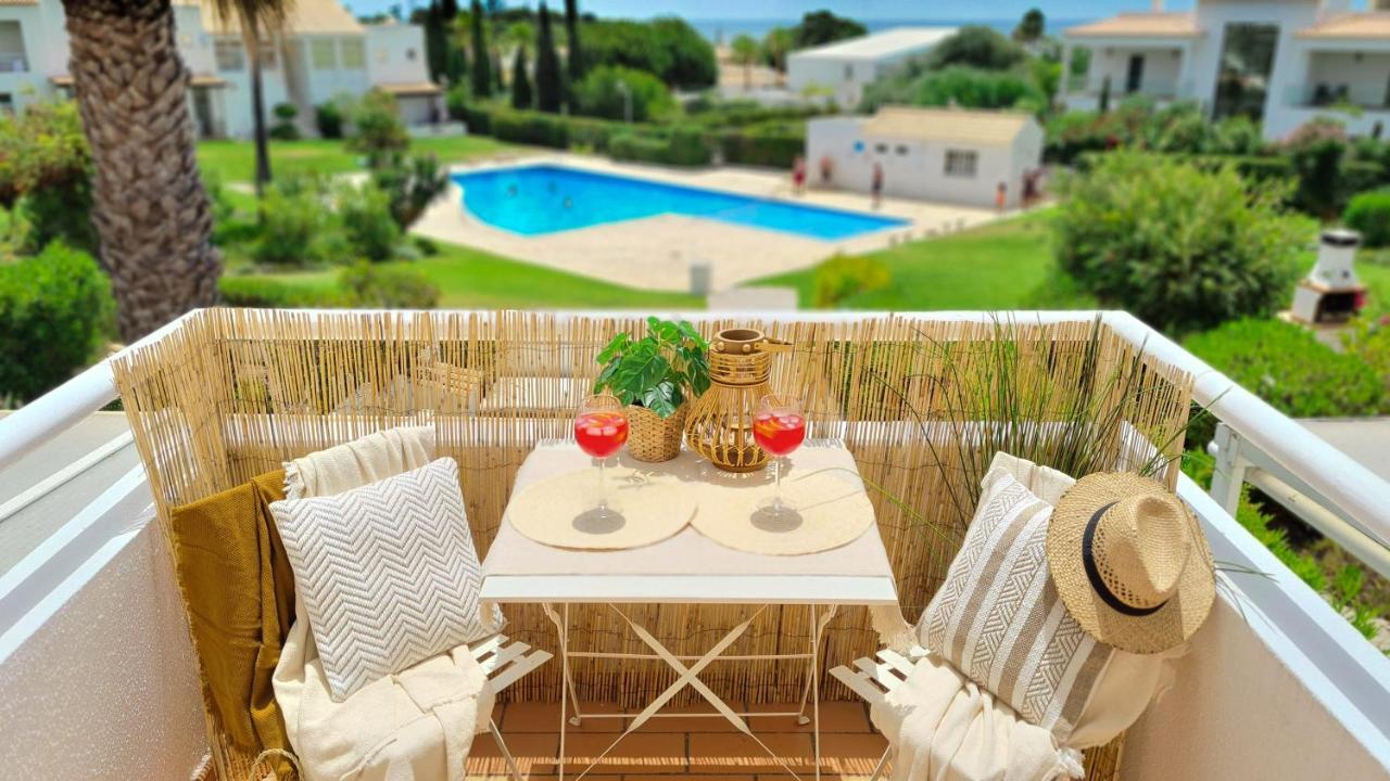 With Ocean View And Rooftop Cinema Villa