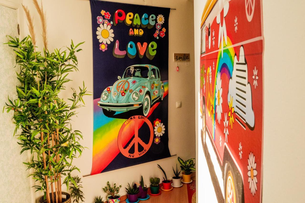 Paz & - Peace & *