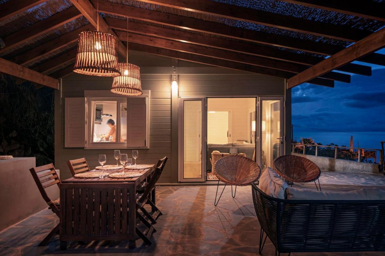 Casa Da Rocha De Baixo By An Island