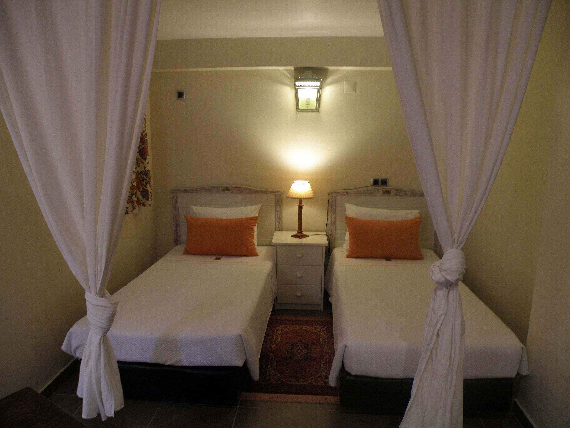 D. Dinis - Charming (adults Only) Lagos